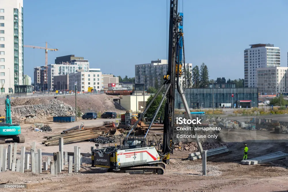 Paalukone ajaa betonipaaluja työmaalla