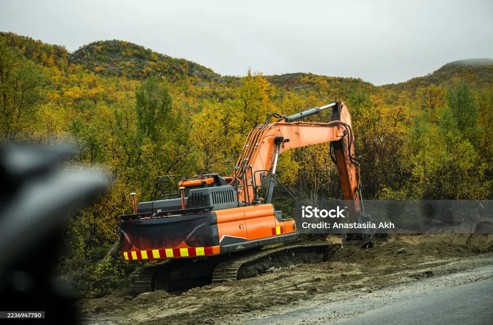 Kaivinkone tienrakennuksessa metsämaisemassa